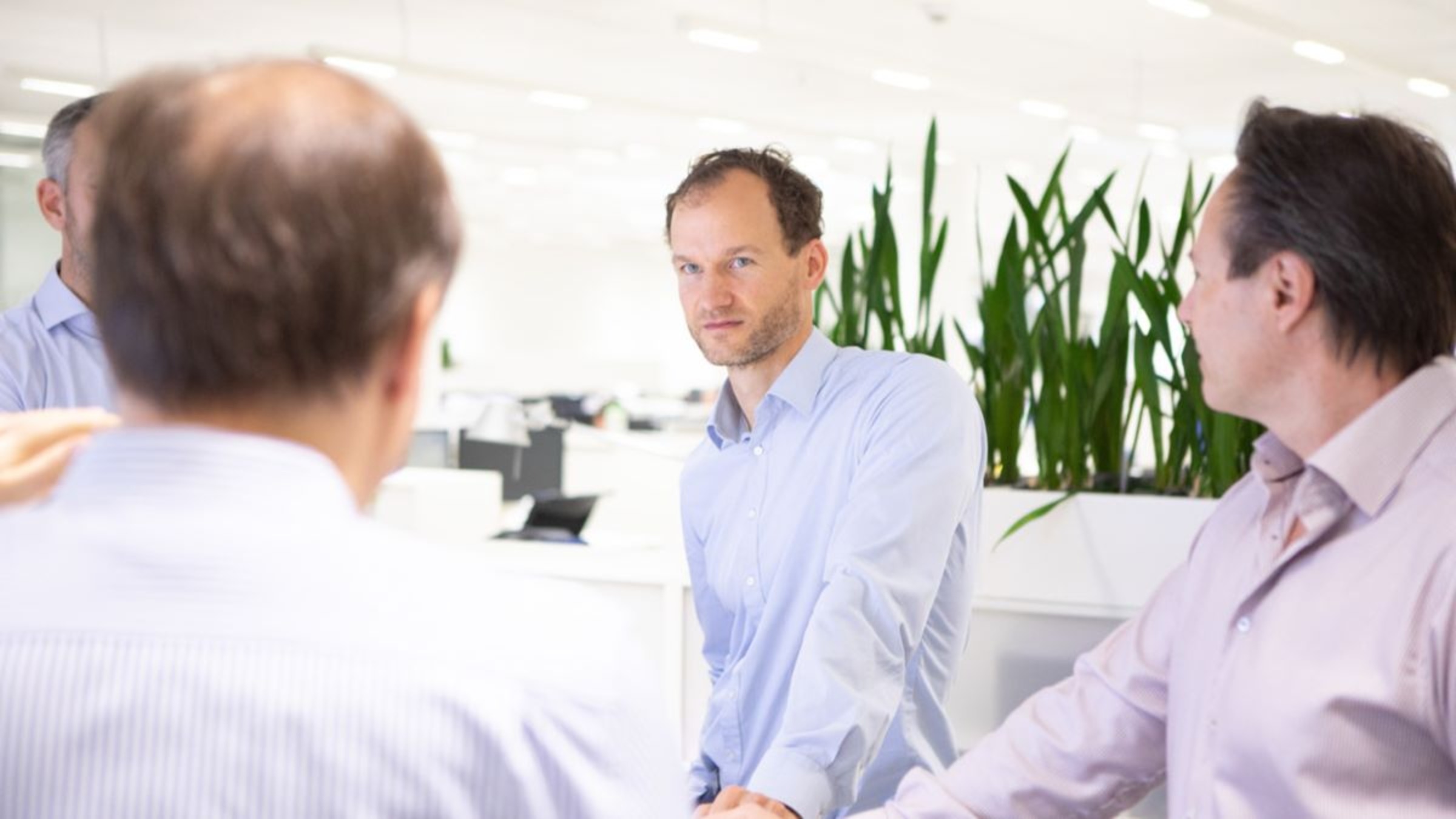 Besprechung von 4 Fondsmanagern im Stehen.