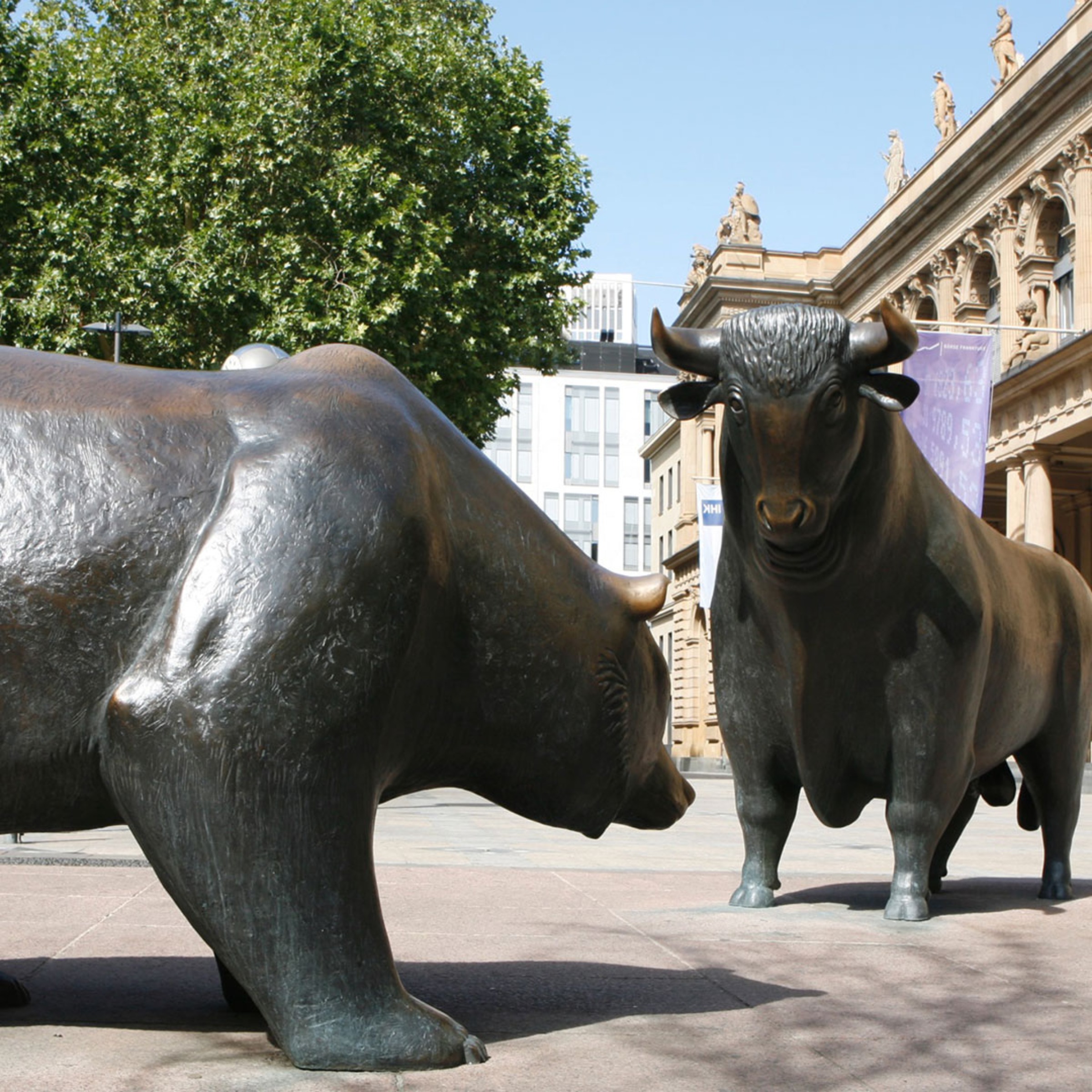 Statuen von Bulle und Bär. 
